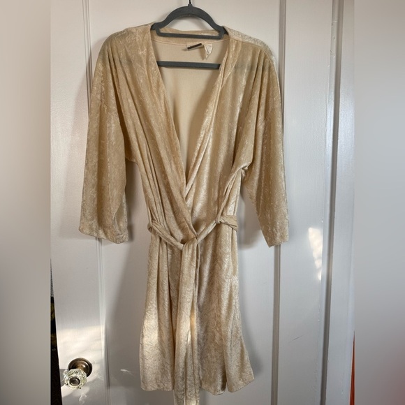 Sellecca Other - Selleca Elegant Cream Women's Robe